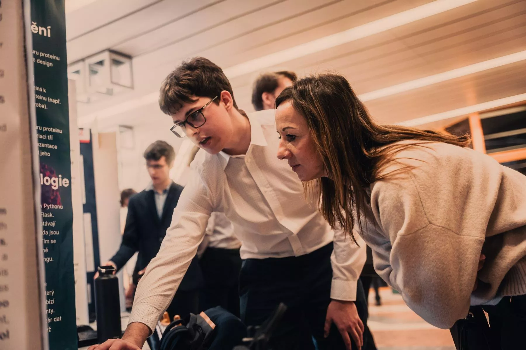 Filip představuje svůj projekt tiskové mluvčí Elektráren Opatovice paní Haně Počtové.