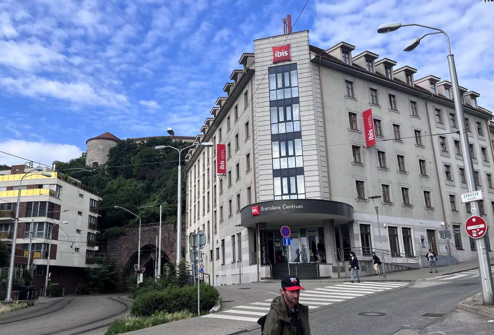 Hotel Ibis je přímo pod Bratislavským hradem.