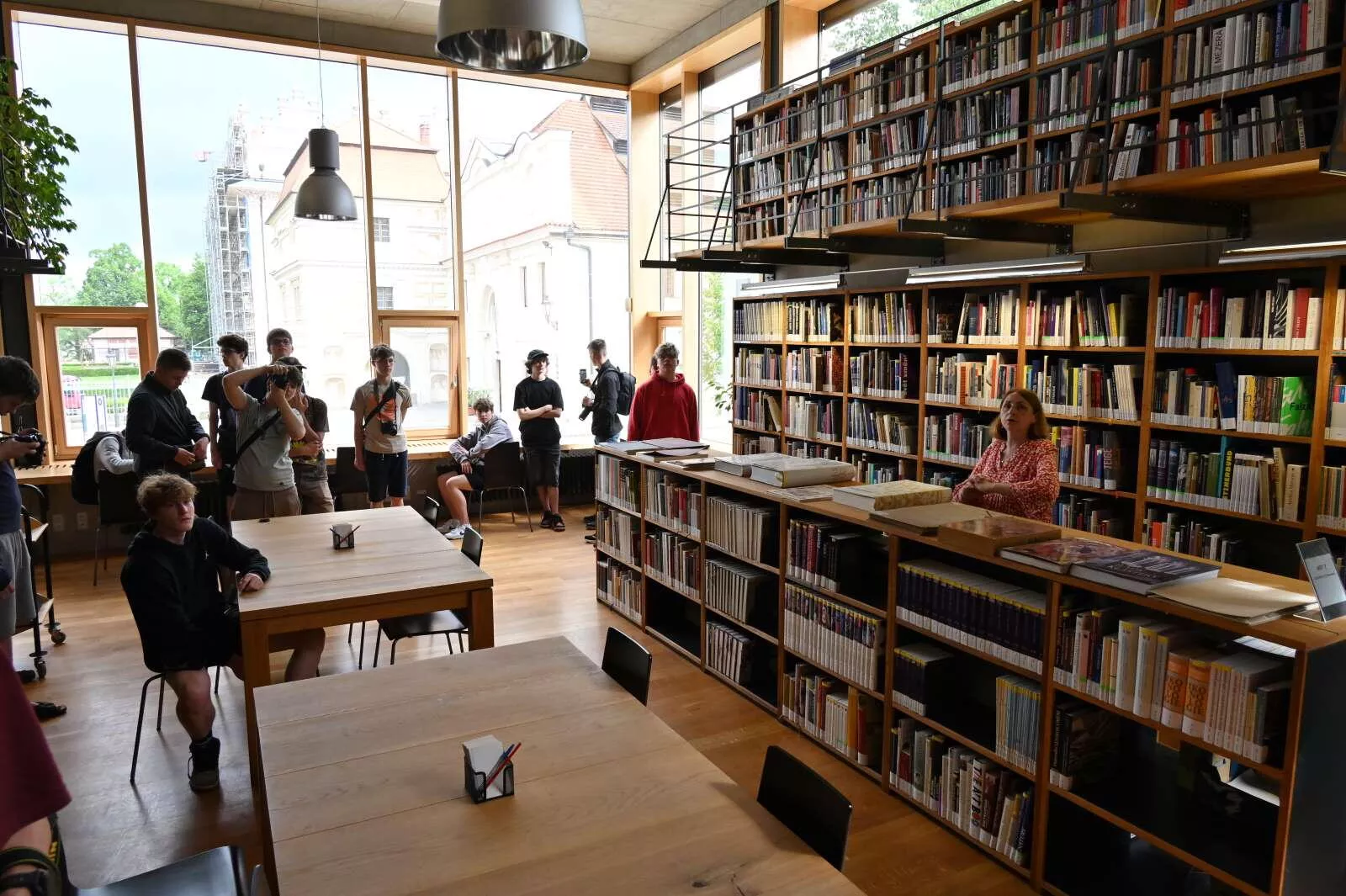 Ve čtvrtek jsme navštívili Fakultu restaurátorství Univerzity Pardubice, která sídlí právě v Litomyšli. Tohle je její nová knihovna.