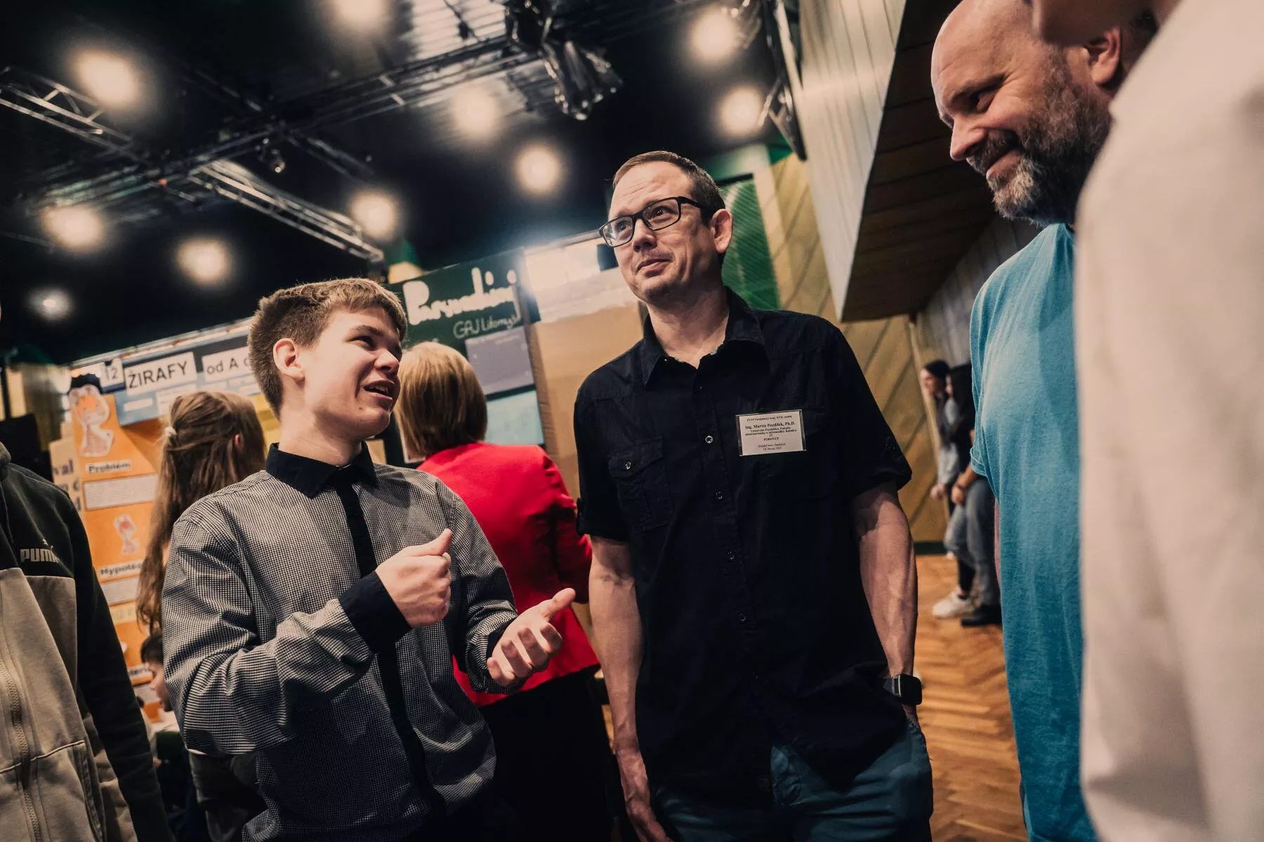 Tomáš Kalhous představuje projekt Menuroo odborné porotě z Katedry Informatiky FEI UPce.