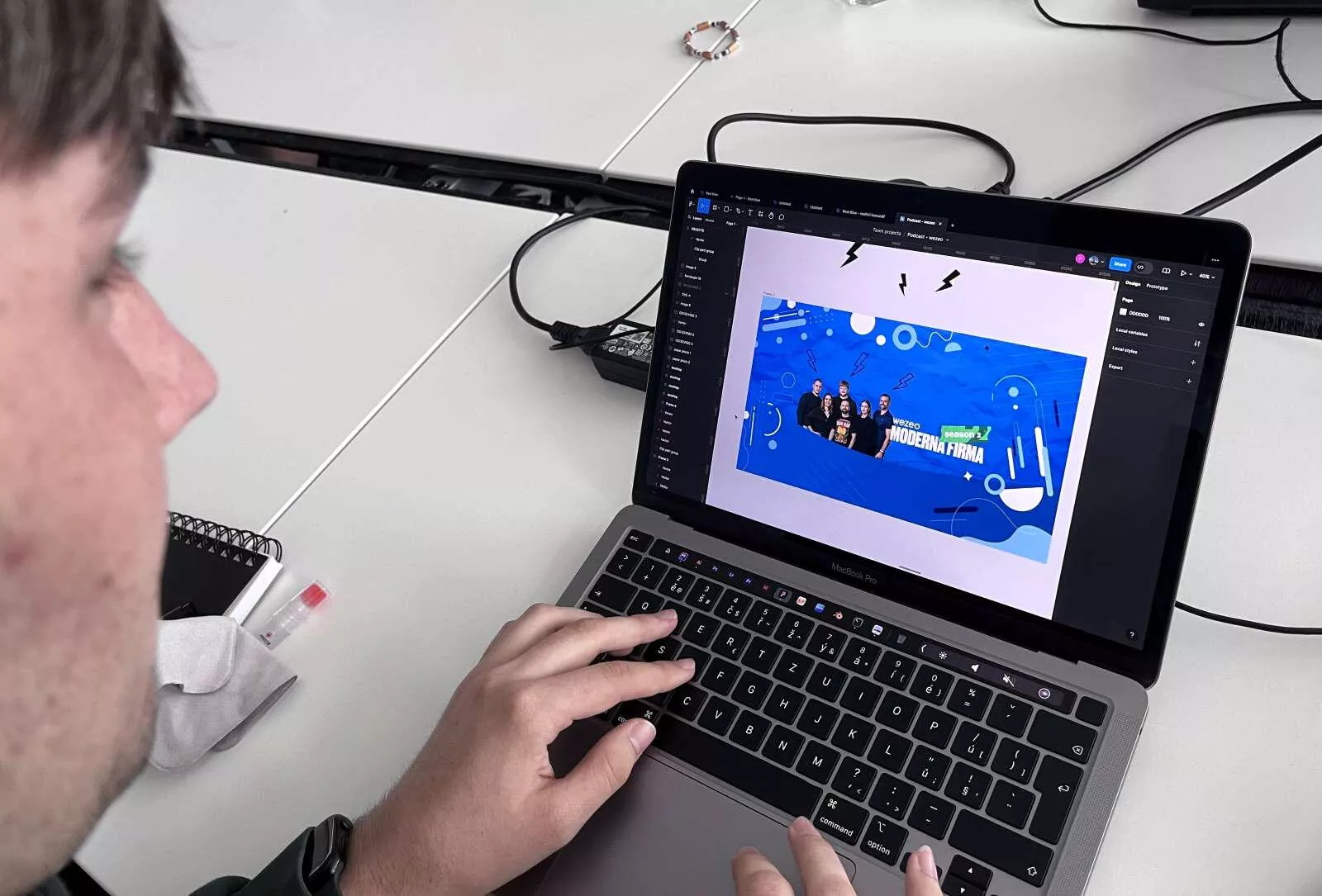 Štěpán navrhuje novou grafiku pro 2. ročník podcastů.