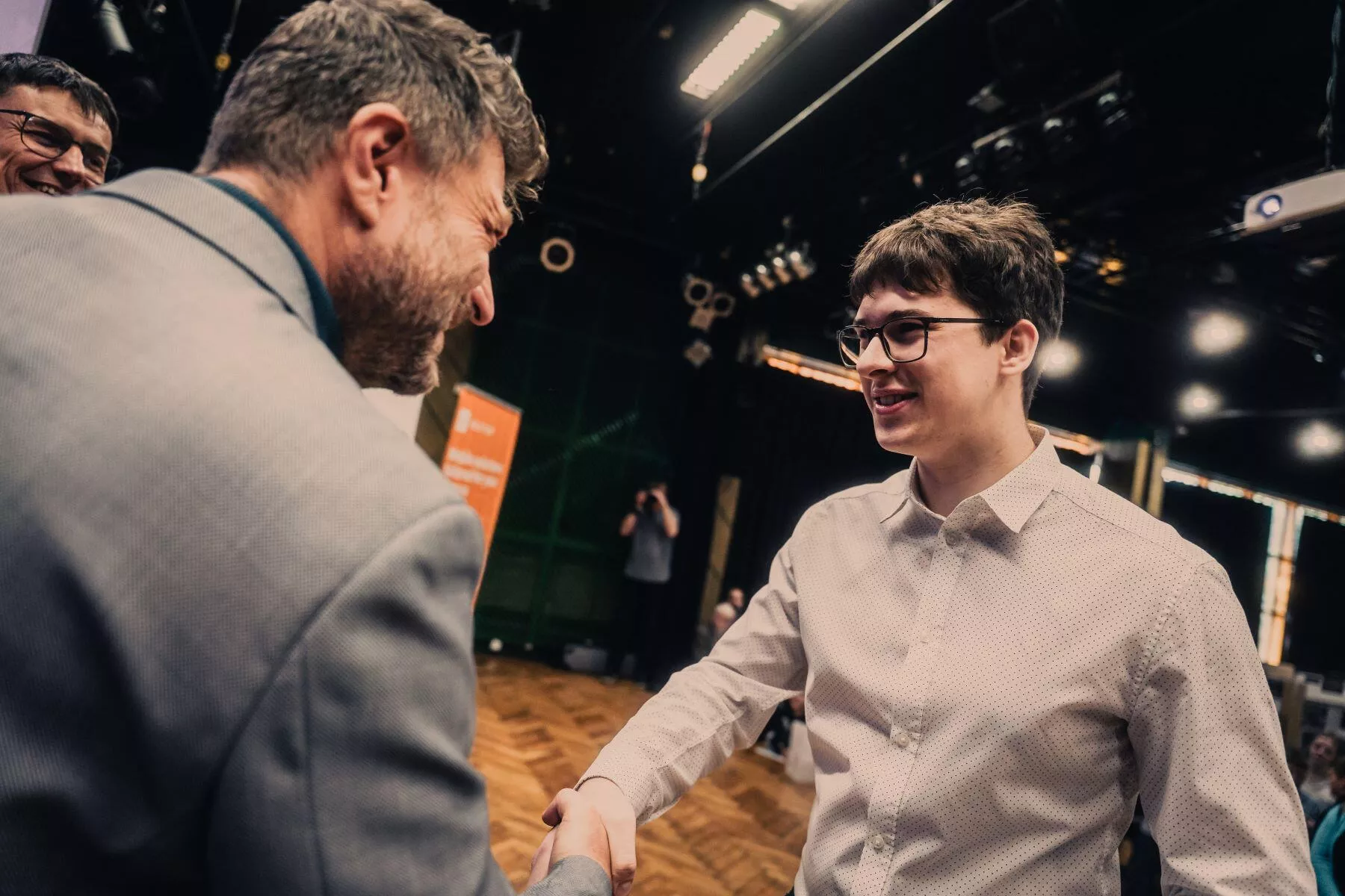 Filip Semrád se stává celkovým vítězem v kategorii Formální a IT vědy. Diplom předává předseda Krajské hospodářské komory Pardubického kraje Tomáš Dytrt.