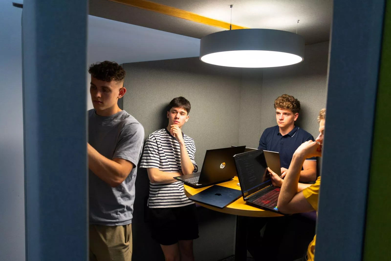 Kluci sepisují kompletní seznam vybavení pro pořízení podcastů.