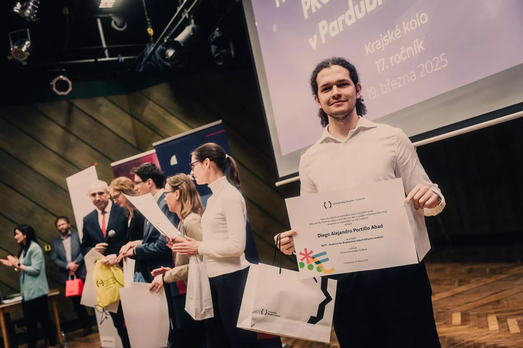 Diego právě obdržel cenu rektora Univerzity Hradec Králové pro nejlepší projekt.