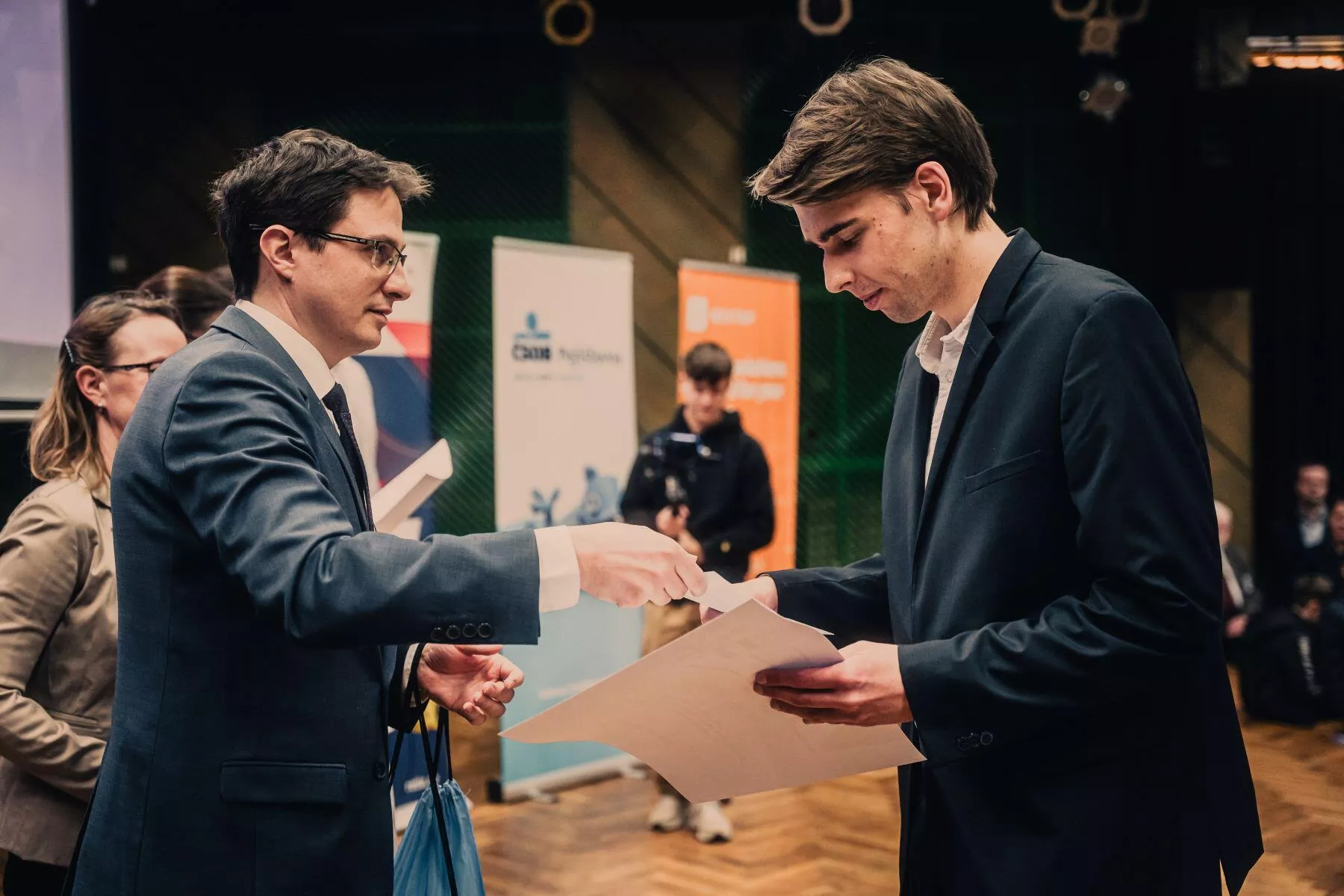 Matouš Volf dostává cenu děkana Fakulty informatiky a managementu Univerzity Hradec Králové.