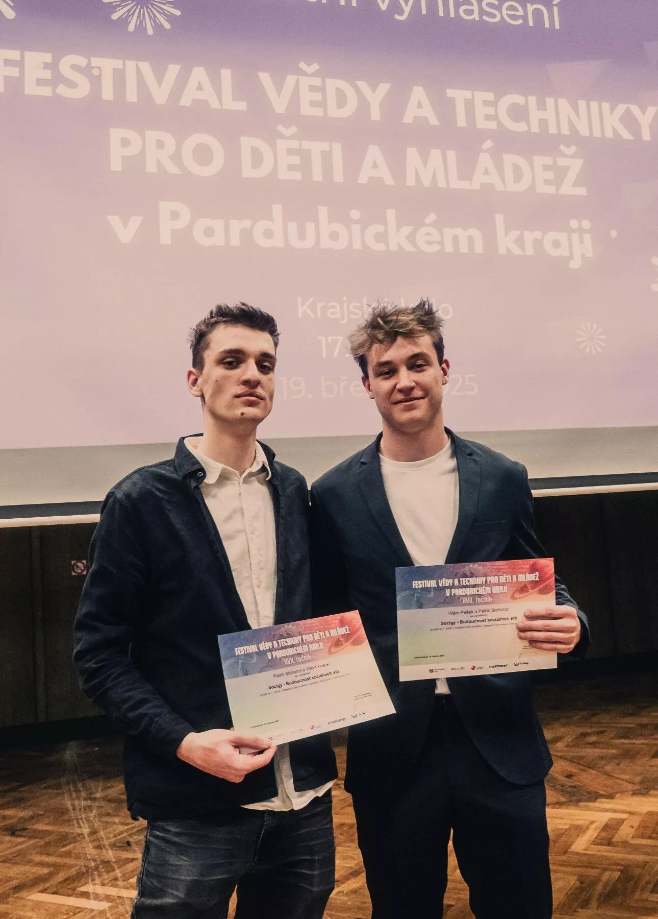 Patrik Stohanzl a Vilém Pešek s diplomy
