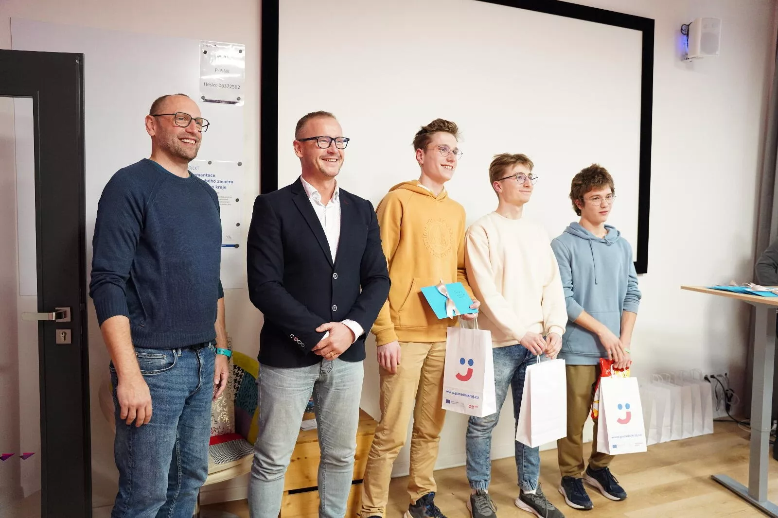 Vítězové ideatonu Parádního kraje Roman Artemiev a Vojtěch Liebich,