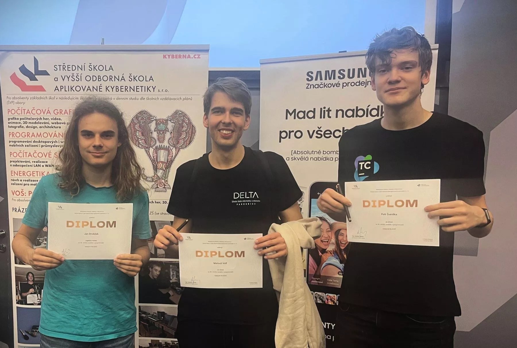 Jan Drobílek, Petr Švestka, Matouš Volf - s diplomy z celostátního kola 39. ročníku Soutěže programování MŠMT.