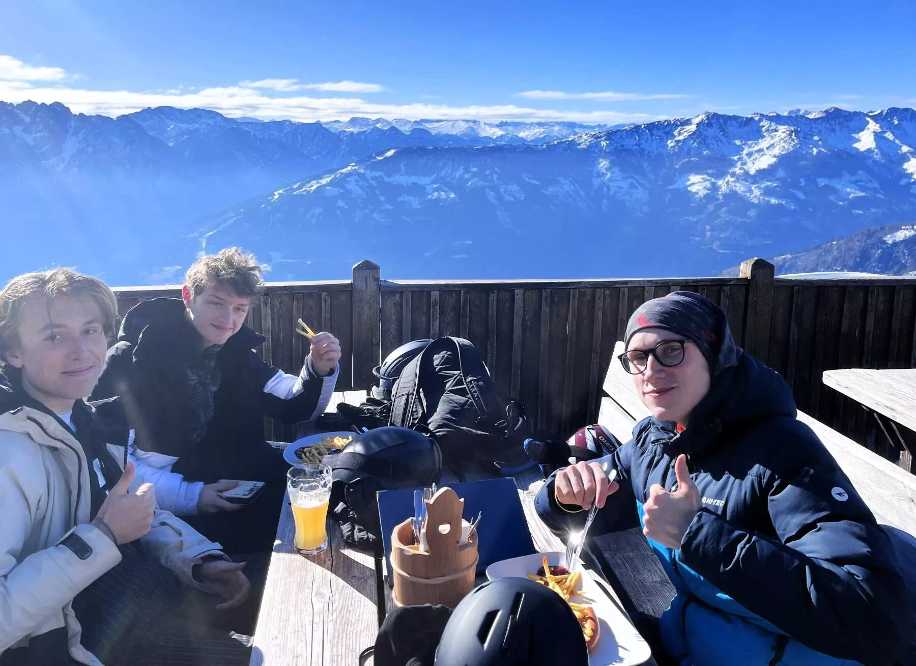 Marek, Matěj a Vojta na terásce restaurace s výhledem na Grossglockner - nejvyšší horu Rakouska.