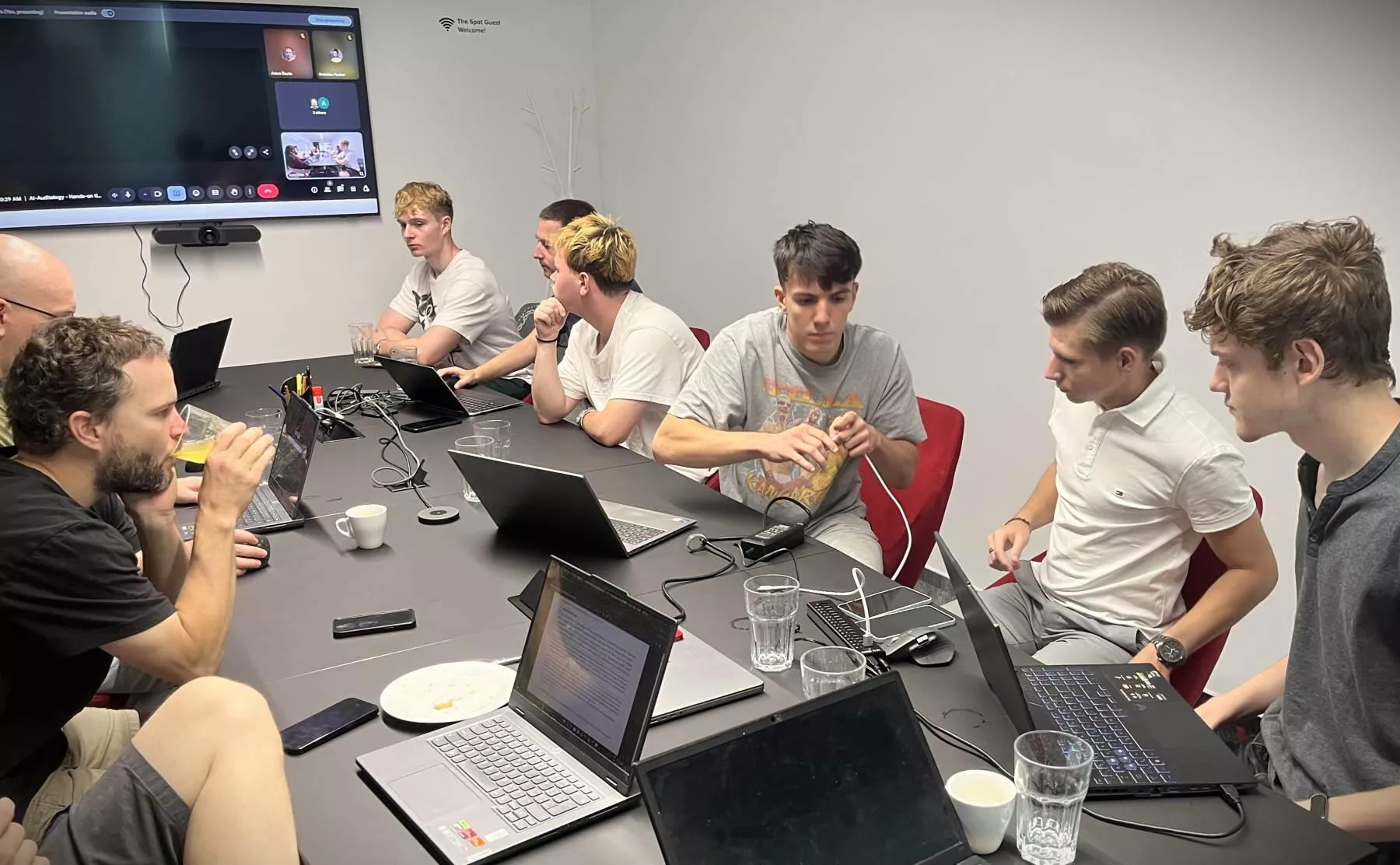 Statusový míting, na kterém KInIT nabídl našim studentům pokračování spolupráce formou vedení maturitních projektů.