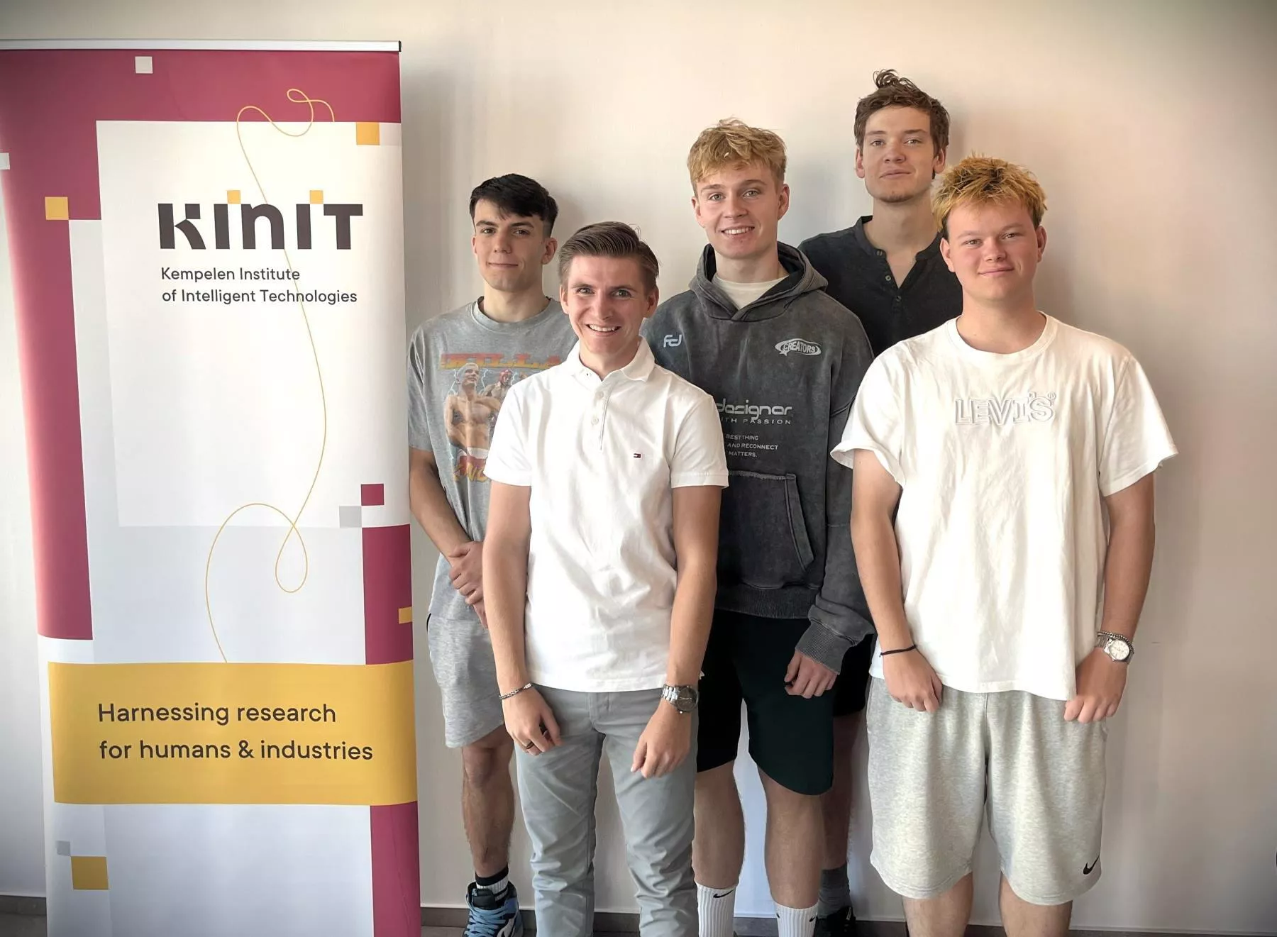 Čtyři studenti a jeden učitel na stážích a stínování v Kempelenově Inštitútu Inteligentných Technológií v Bratislavě.