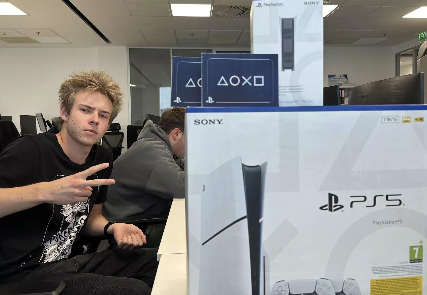 Práce studentů se Wezeo líbila tak, že jim na konci stážích koupili jako poděkování nový PlayStation 5.