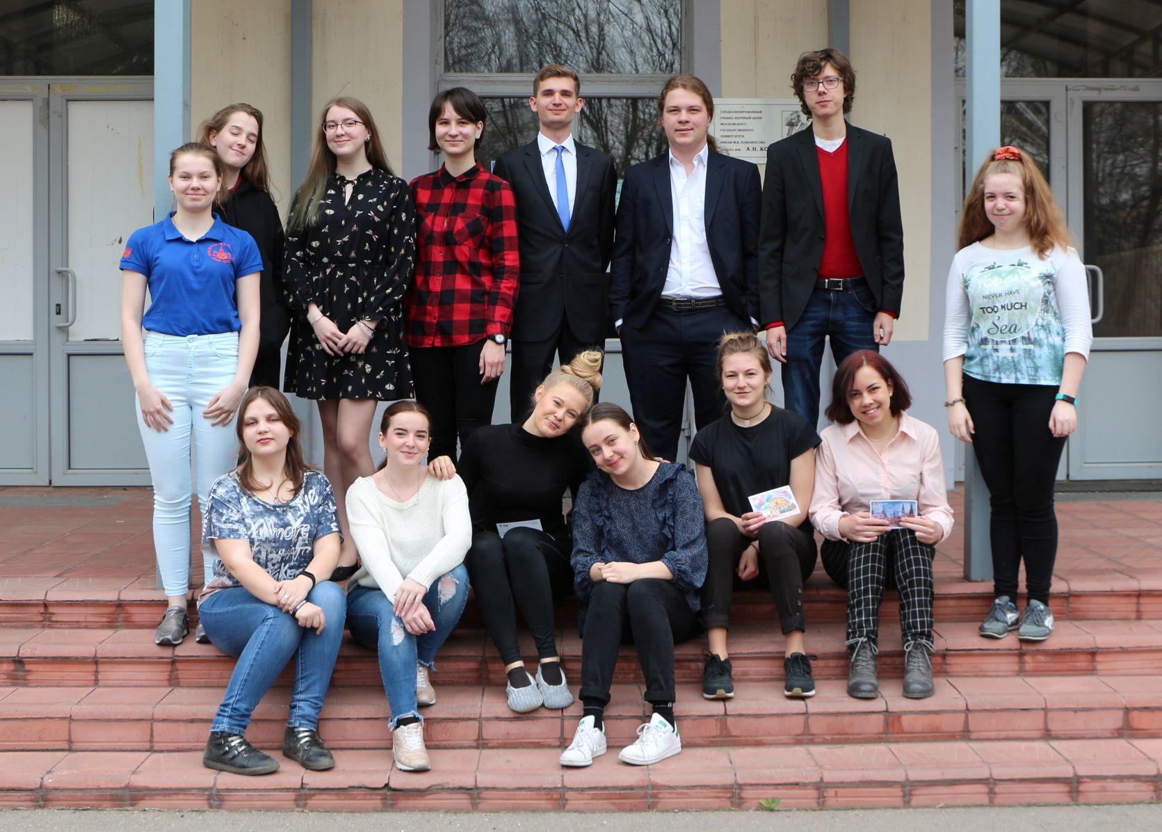 Česko-slovensko-ruská skupinka na schodech internátu